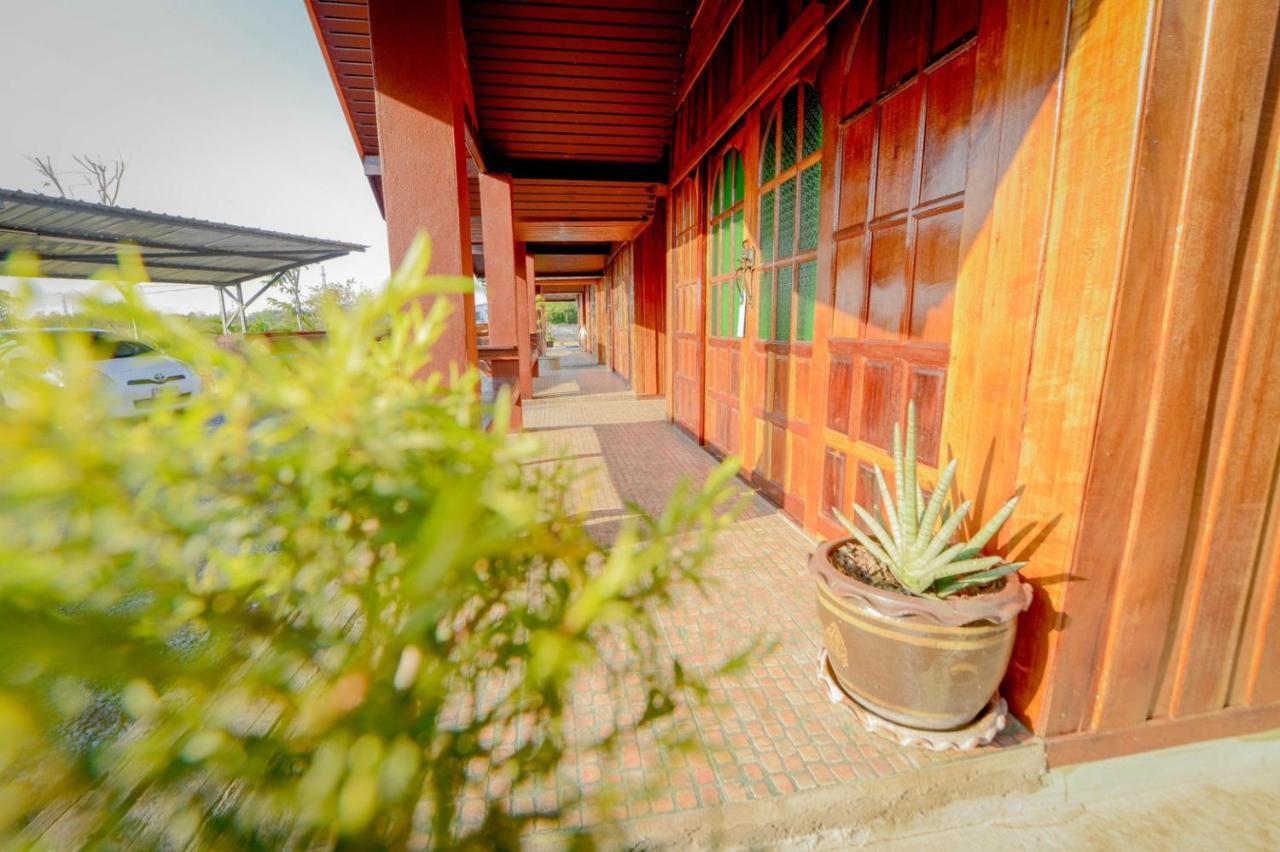 Mrk Resort & Massage Lop Buri エクステリア 写真
