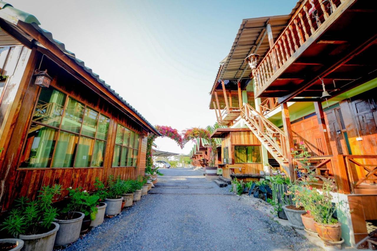 Mrk Resort & Massage Lop Buri エクステリア 写真