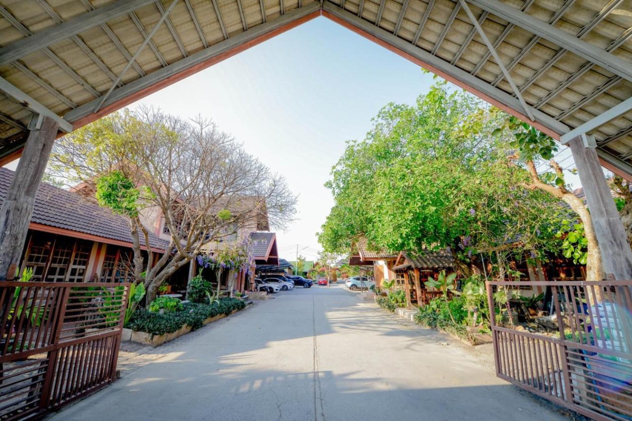 Mrk Resort & Massage Lop Buri エクステリア 写真
