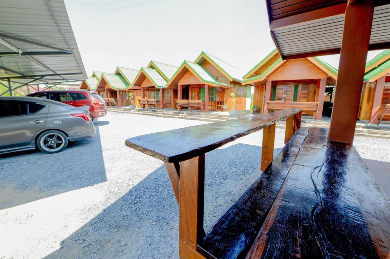 Mrk Resort & Massage Lop Buri エクステリア 写真